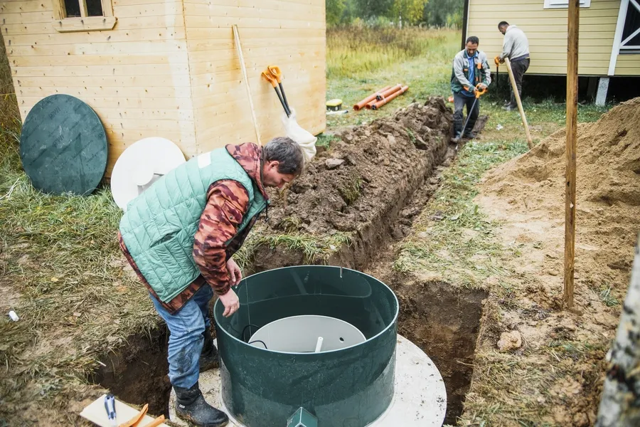 ustanovka-avtonomnoj-sistemy-kanalizaczii.webp